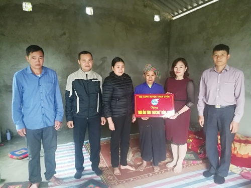 Đại diện lãnh đạo Hội LHPN huyện và cấp ủy, chính quyền xã Mường Kim trao mái ấm tình thương cho bà Lanh