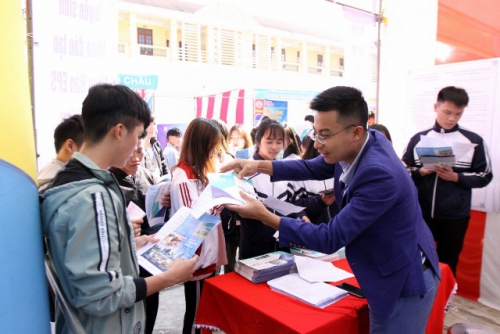 Các doanh nghiệp, công ty tư vấn việc làm cho học sinh, sinh viên trong ngày hội việc làm tỉnh Lai Châu lần thứ nhất năm 2019