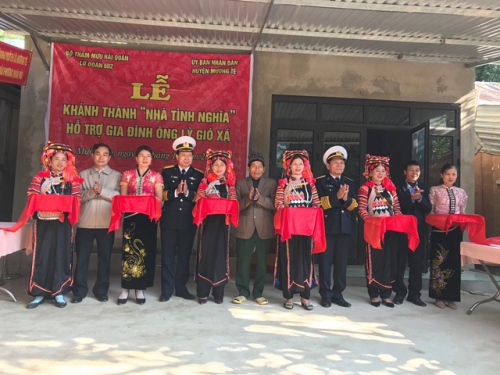 Đại diện Bộ tham mưu Quân chủng Hải quân và chính quyền địa phương trao nhà tình nghĩa cho gia đình ông Lỳ Gió Xá