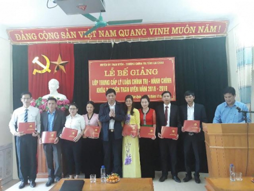 Đ/c Hoàng Hữu An - Bí thư Huyện ủy  trao bằng tốt nghiệp cho các học viên