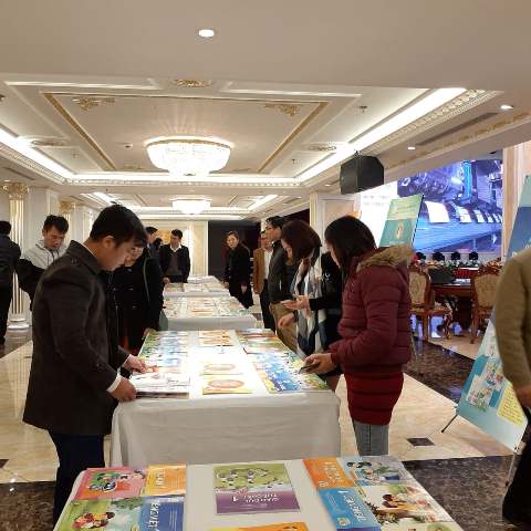 Các đại biểu thăm quan sách giáo khoa lớp 1