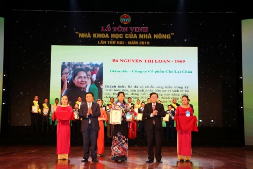 Bà Nguyễn Thị Loan -  Giám đốc Công ty Cổ phần Chè Lai Châu (người đứng giũa) nhận giấy chứng nhận và kỷ niệm chương của chương trình