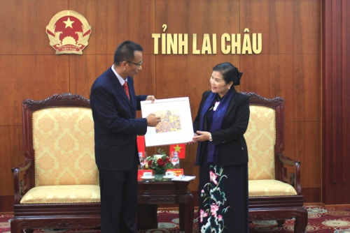 Đ/c Vệ Tinh - Bí thư Thành ủy thành phố Phổ Nhĩ (tỉnh Vân Nam, Trung Quốc) trao tặng món quà cho đồng chí Bí thư Tỉnh ủy Lai Châu