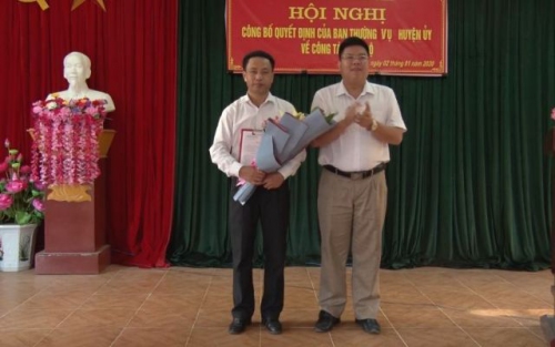 Đ/c Lò Văn Hương - Phó Bí thư Huyện ủy trao quyết định và tặng hoa chúc mừng đồng chí Nguyễn Thanh Sửu
