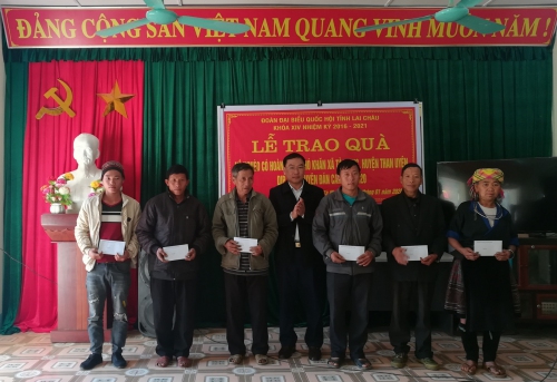 Đ/c Tống Thanh Bình - TUV, Phó trưởng Đoàn đại biểu Quốc hội tỉnh trao quà cho hộ nghèo xã Tà Mung