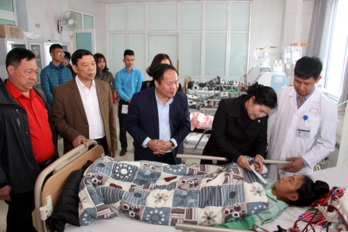 Đồng chí Giàng Páo Mỷ - Ủy viên Trung ương Đảng, Bí thư Tỉnh ủy, Trưởng Đoàn Đại biểu Quốc hội tỉnh tặng quà cho bệnh nhân chạy thận Lò Thị Hả