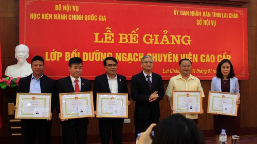 Đ/c Vũ Thanh Xuân - Phó Giám đốc Học viện Hành chính Quốc gia trao phần thưởng cho các học viên đạt kết quả cao trong học tập