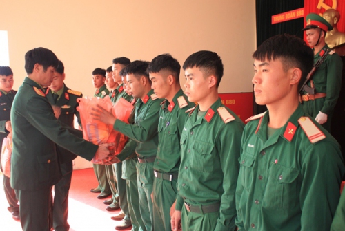 Lãnh đạo Bộ CHQS tỉnh tặng quà cho các quân nhân xuất ngũ