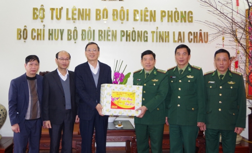 Đ/c Vũ Văn Hoàn - Phó Bí thư Thường trực Tỉnh ủy, Chủ tịch HĐND tỉnh tặng quà CBCS Bộ đội Biên phòng tỉnh