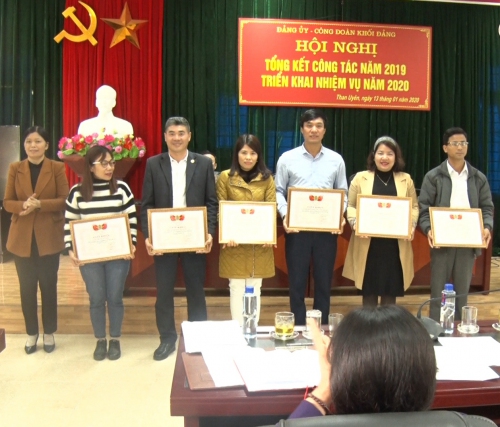 Lãnh đạo Ban Tuyên giáo huyện ủy trao giấy khen cho các cá nhân có thành tích xuất sắc trong học tập và làm theo tư tưởng, đạo đức, phong cách Hồ Chí Minh năm 2019