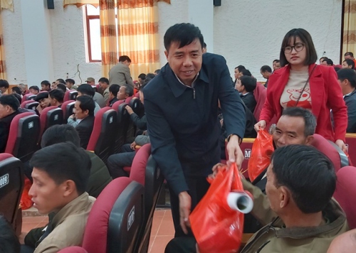 Đ/c Hoàng Thọ Trung - TUV, Bí thư Huyện ủy trao quà tết cho bí thư chi bộ bản và người có uy tín