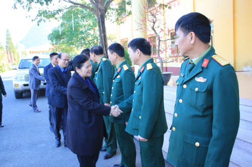 Đ/c Giàng Páo Mỷ - UVBCHTW Đảng, Bí thư Tỉnh ủy, Trưởng đoàn Đại biểu Quốc hội tỉnh và đàn công tác thăm hỏi, động viên cán bộ, chiến sĩ Bộ CHQS tỉnh