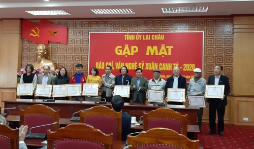 Lãnh đạo Ban Tuyên giáo Tỉnh ủy tặng giấy khen cho các tác giả có tác phẩm báo chí xuất sắc năm 2019