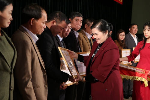 Đ/c Giàng Páo Mỷ - UVBCHTW Đảng, Bí thư Tỉnh ủy, Trưởng Đoàn đại biểu Quốc hội tỉnh tặng bằng khen cho các tập thể