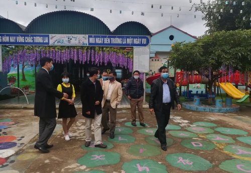Đoàn công tác Ban Chỉ đạo huyện kiểm tra thực tế tại trường học trên địa bàn xã Mường Mít
