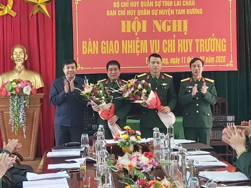 Lãnh đạo Bộ CHQS tỉnh, huyện Tam Đường tặng hoa chúc mừng các đồng chí được bổ nhiệm, giao nhiệm vụ mới