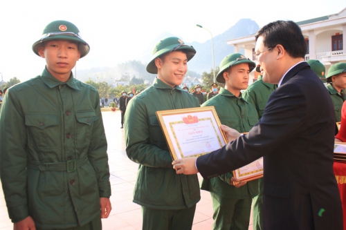 Đ/c Lương Chiến Công - Phó Bí thư, Chủ tịch UBND thành phố Lai Châu tặng giấy khen cho các thanh niên tình nguyện nhập ngũ