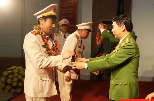 Ban Giám đốc Công an tỉnh tặng phần thưởng cho các điển hình tiên tiến