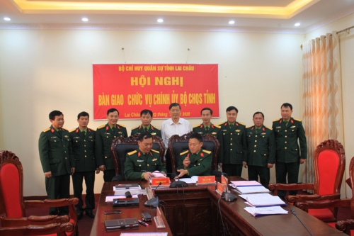 Đại diện lãnh đạo tỉnh và Quân khu 2 chứng kiến ký biên bản bàn giao chức danh Chính ủy Bộ CHQS tỉnh
