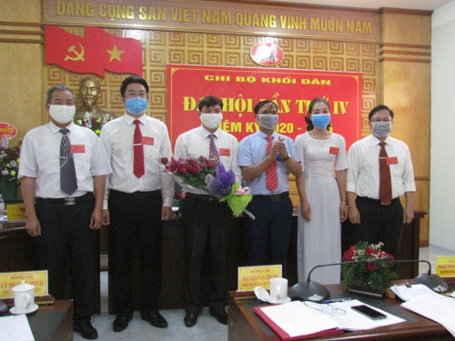 Đ/c Nguyễn Văn Thanh - Phó Bí thư Thường trực Huyện ủy tặng hoa chúc mừng ban chi ủy khóa IV