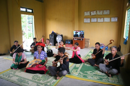 Phát huy vai trò của các câu lạc bộ văn nghệ dân gian trong việc giữ gìn bản sắc văn hóa các dân tộc