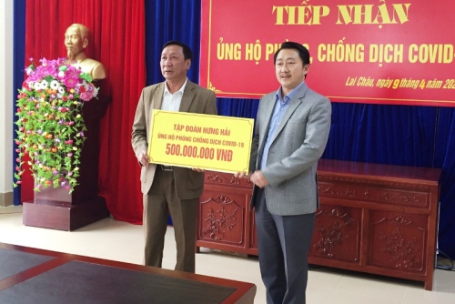 Đại diện Tập đoàn Hưng Hải trao số tiền cho lãnh đạo Ủy ban MTTQ Việt Nam
