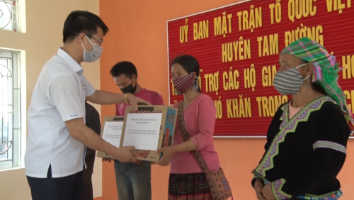 Đ/c Hoàng Quốc Khánh - Bí thư Huyện ủy trao hỗ trợ gạo và các nhu yếu phẩm cho các hộ nghèo ở xã Sơn Bình bị ảnh hưởng dịch Covid-19