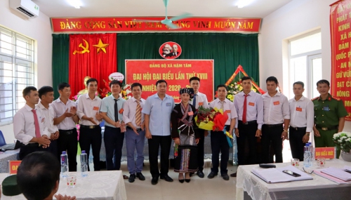 Đ/c Hoàng Thọ Trung - TUV, Bí thư Huyện uỷ Sìn Hồ chúc mừng Ban Chấp hành Đảng bộ xã khóa mới