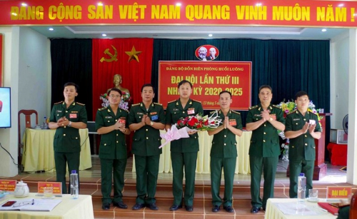 Đại tá Phan Hồng Minh - Bí thư Đảng ủy, Chính ủy Bộ đội Biên phòng tỉnh tặng hoa chúc mừng Ban Chấp hành Đảng bộ khóa III
