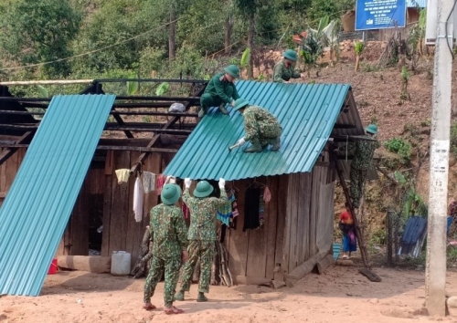 Cán bộ, chiến sĩ Bộ CHQS tỉnh Lai Châu sửa nhà cho đồng bào bị thiệt hai do thiên tai