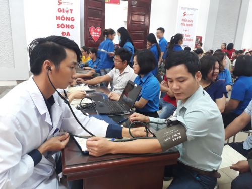 Các tình nguyện viên được khám sàng lọc trước khi hiến máu