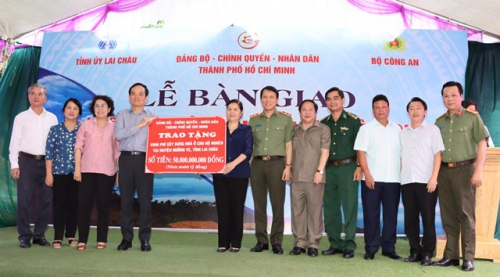 Lãnh đạo tỉnh Lai Châu,  Thành ủy Thành phố Hồ Chí Minh và Bộ Công an bàn giao nhà cho gia đình nghèo bản Sang Sui, xã Vàng San, huyện Mường Tè.