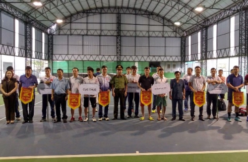 Các đồng chí đại biểu và Ban tổ chức giải trao cờ lưu niệm cho các đoàn