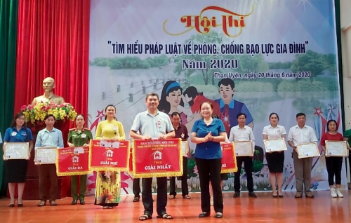 Đ/c Lê Thị Kim Ngân - Phó Bí thư TT Huyện ủy, Chủ tịch HĐND huyện trao giải cho đội đạt giải nhất