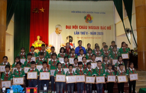 Lãnh đạo huyện ủy Than Uyên, Hội đồng đội tỉnh Lai Châu trao giấy chứng nhận cho các em học sinh