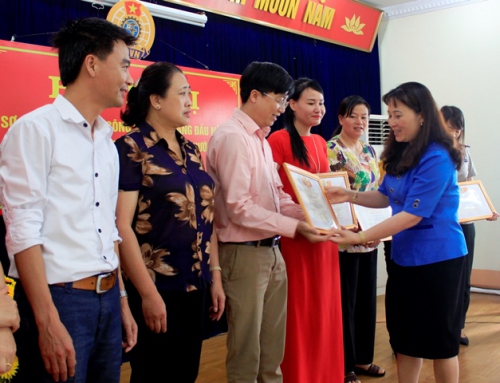 Đồng chí Nguyễn Thị Thiện - TUV, Chủ tịch LĐLĐ tỉnh tặng Bằng khen cho các tập thể, các nhân có thành tích  xuất sắc trong phong trào thi đua yêu nước do công đoàn phát động giai đoạn 2015 - 2020.