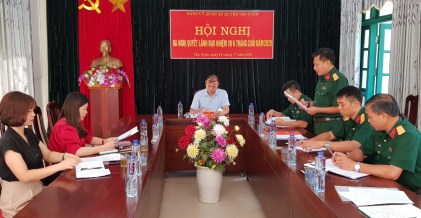 Đồng chí Nguyễn Sĩ Cảnh - Bí thư Huyện ủy, Bí thư Đảng ủy Quân sự huyện chỉ đạo hội nghị.