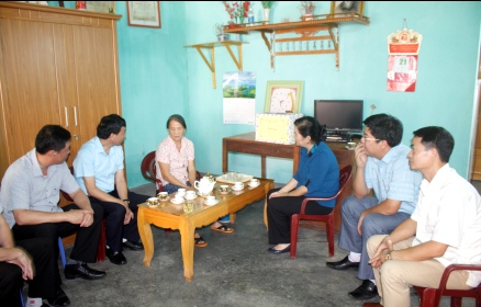 Đồng chí Giàng Páo Mỷ - Ủy viên Ban Chấp hành Trung ương Đảng, Bí thư Tỉnh ủy, Trưởng Đoàn Đại biểu Quốc hội tỉnh cùng Đoàn công tác thăm và tặng quà cho gia đình chính sách, người có công với cách mạng trên địa bàn huyện Than Uyên