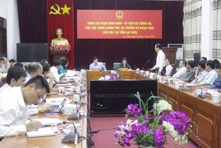 Đồng chí Trần Tiến Dũng - Phó Bí thư Tỉnh uỷ, Chủ tịch UBND tỉnh báo cáo với Đoàn công tác về tình hình Lai Châu năm 2019 và 6 tháng đầu năm 2020.