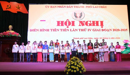 Đ/c Phạm Minh Tuấn - UVBTV Thành ủy, Phó Chủ tịch UBND thành phố Lai Châu tặng giấy khen cho các cá nhân có thành tích tiêu biểu