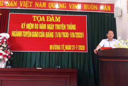 Đồng chí Trần Đức Hiển - Phó Bí thư Thường trực Huyện ủy Mường Tè phát biểu tại buổi tọa đàm