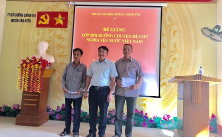 Đ/c Nguyễn Hữu Trung, Ủy viên Ban Thường vụ Huyện ủy, Trưởng ban Tuyên giáo Huyện ủy, Giám đốc TTCT trao thưởng cho 2 học viên đạt thành tích trong quá trình học tập.