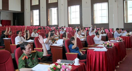 Đại biểu HĐND thành phố Lai Châu biểu quyết thông qua các Nghị quyết tại kỳ họp