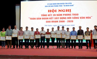 Đồng chí Nguyễn Thanh Văn - Phó Chủ tịch UBND, Trưởng BCĐ phong trào huyện huyện trao Giấy khen cho các cá nhân.