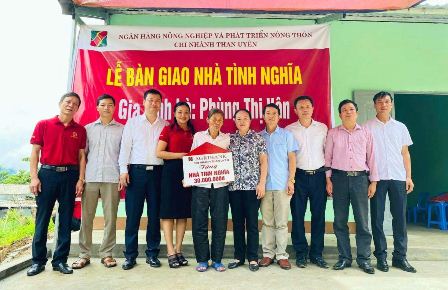 Đại diện lãnh đạo huyện Than Uyên, xã Mường Than, Agribank tỉnh và huyện trao nhà tình nghĩa cho bà Phùng Thị Vân