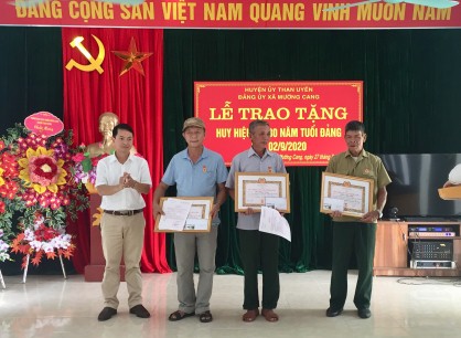 Đồng chí Lò Hải Ươi - Ủy viên Ban Thường vụ, Chủ tịch Ủy ban MTTQ huyện trao huy hiệu đảng cho các đảng viên