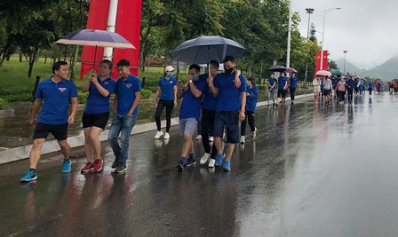 Đoàn viên, thanh niên tham gia hưởng ứng chương trình "Những bước chân vì cộng đồng - chặng 2.