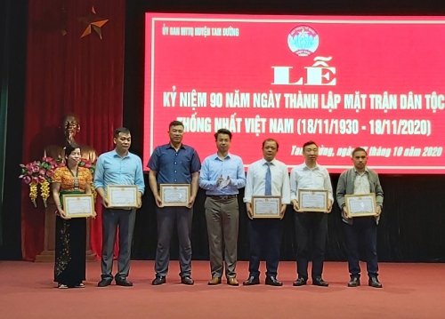 Đồng chí Hoàng Quốc Khánh - TUV, Bí thư Huyện ủy trao giấy khen cho các tập thể có thành tích xuất sắc chào mừng kỷ niệm 90 năm Ngày thành lập Mặt trận Dân tộc Thống nhất Việt Nam
