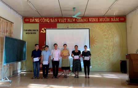 Đc Hoàng Thị Thương - Huyện ủy viên, Chủ tịch LĐLĐ huyện trao giấy chứng nhận xuất sắc cho các học viên