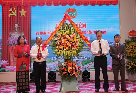 Đồng chí Vũ Văn Hoàn - Phó Bí thư Thường trực Tỉnh ủy, Chủ tịch HĐND tỉnh tặng hoa chúc mừng Hội Nông dân tỉnh